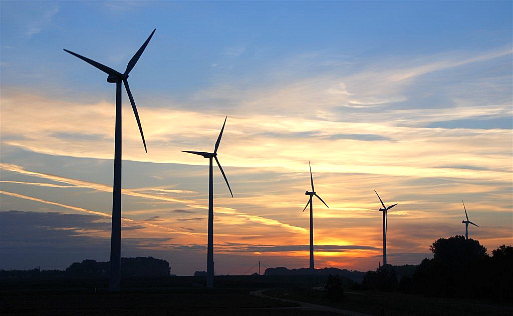 Windmolens bij zonsopkomst.