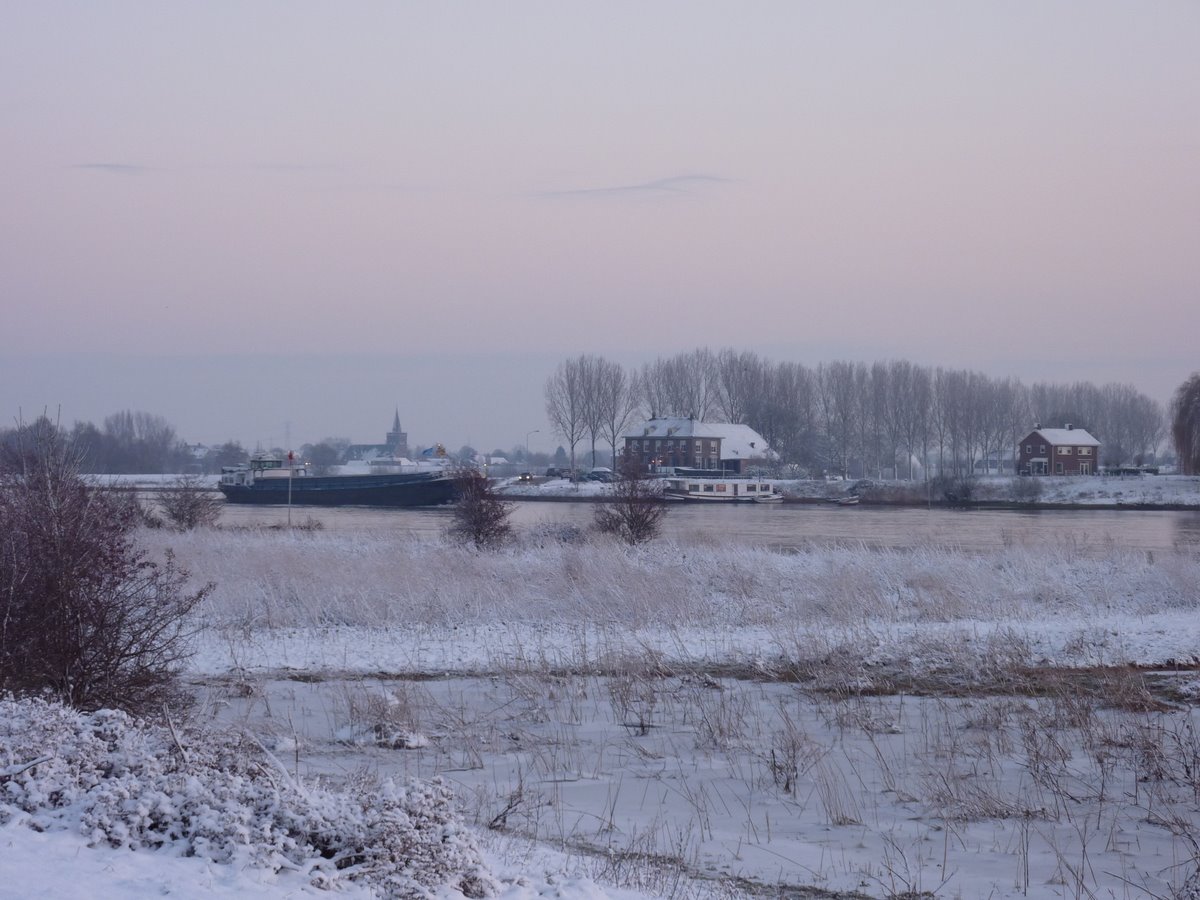 Schip op de Nederrijn bij de Blauwe Kamer Rhenen