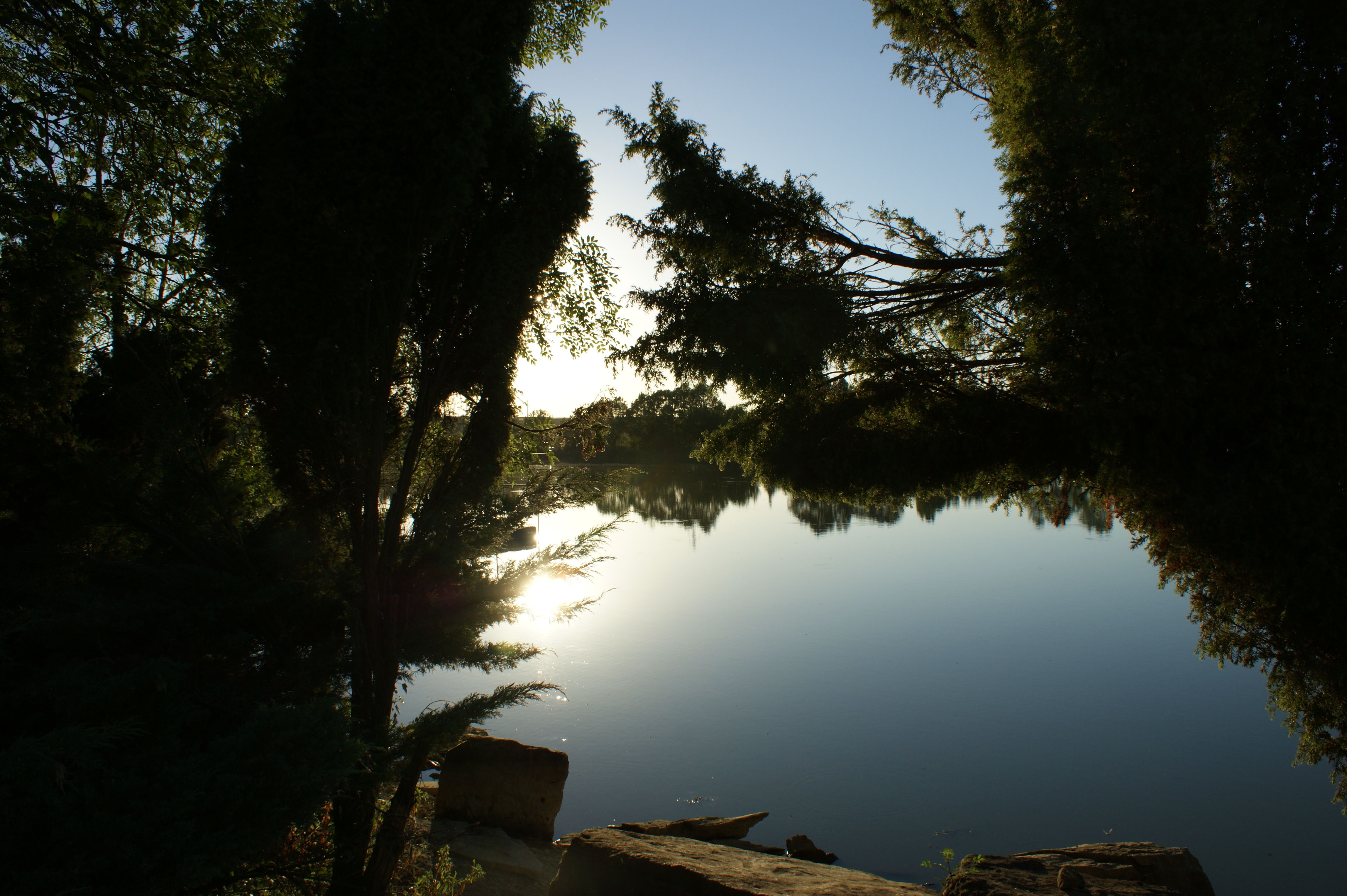 De avondzon over een meertje in Frankrijk