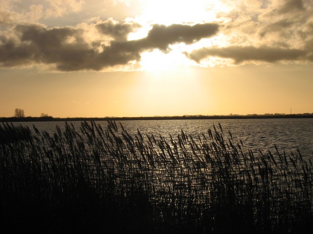 donkere wolken boven het Lauwersmeer