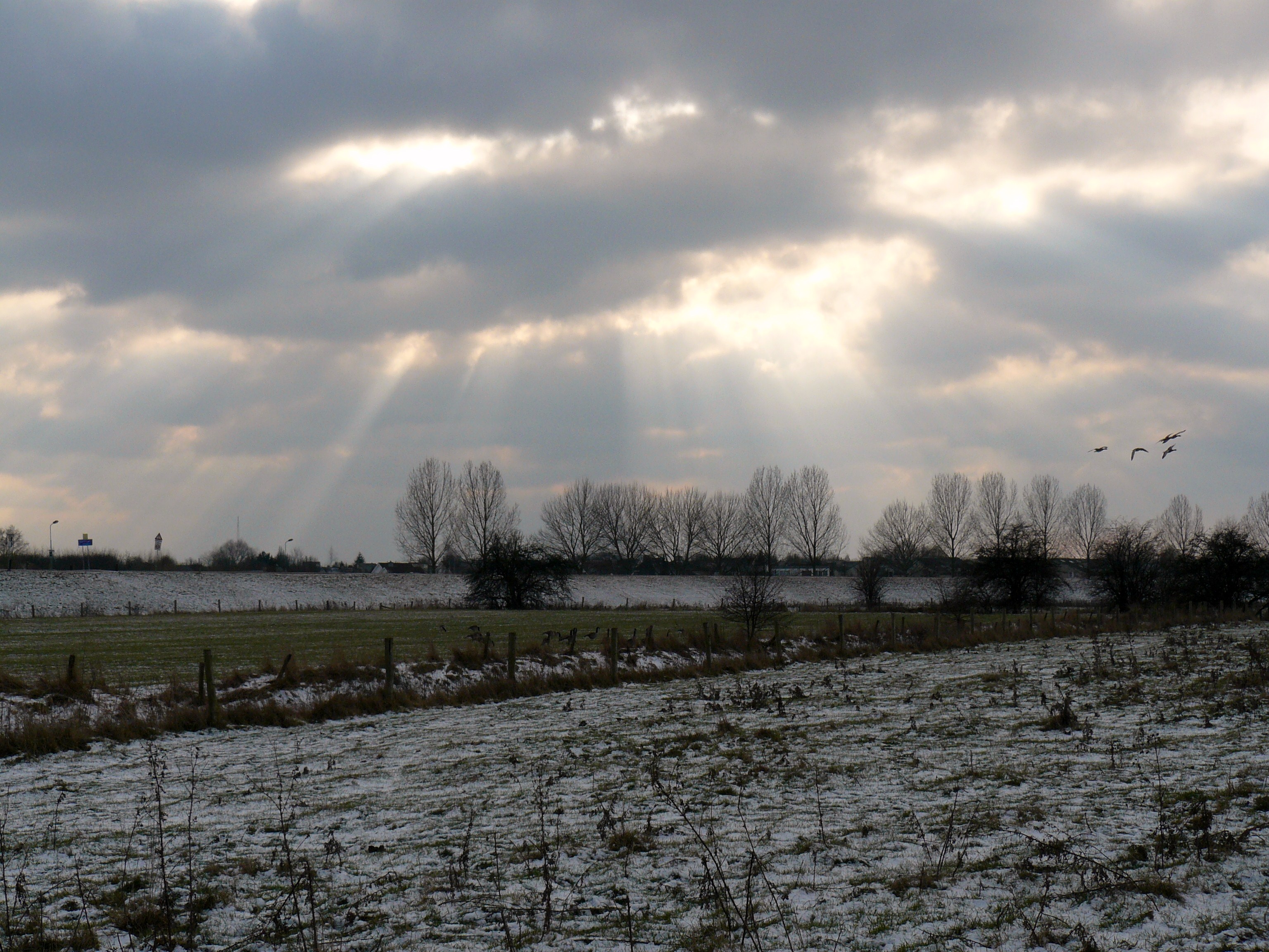 zonnestralen door wolkendek