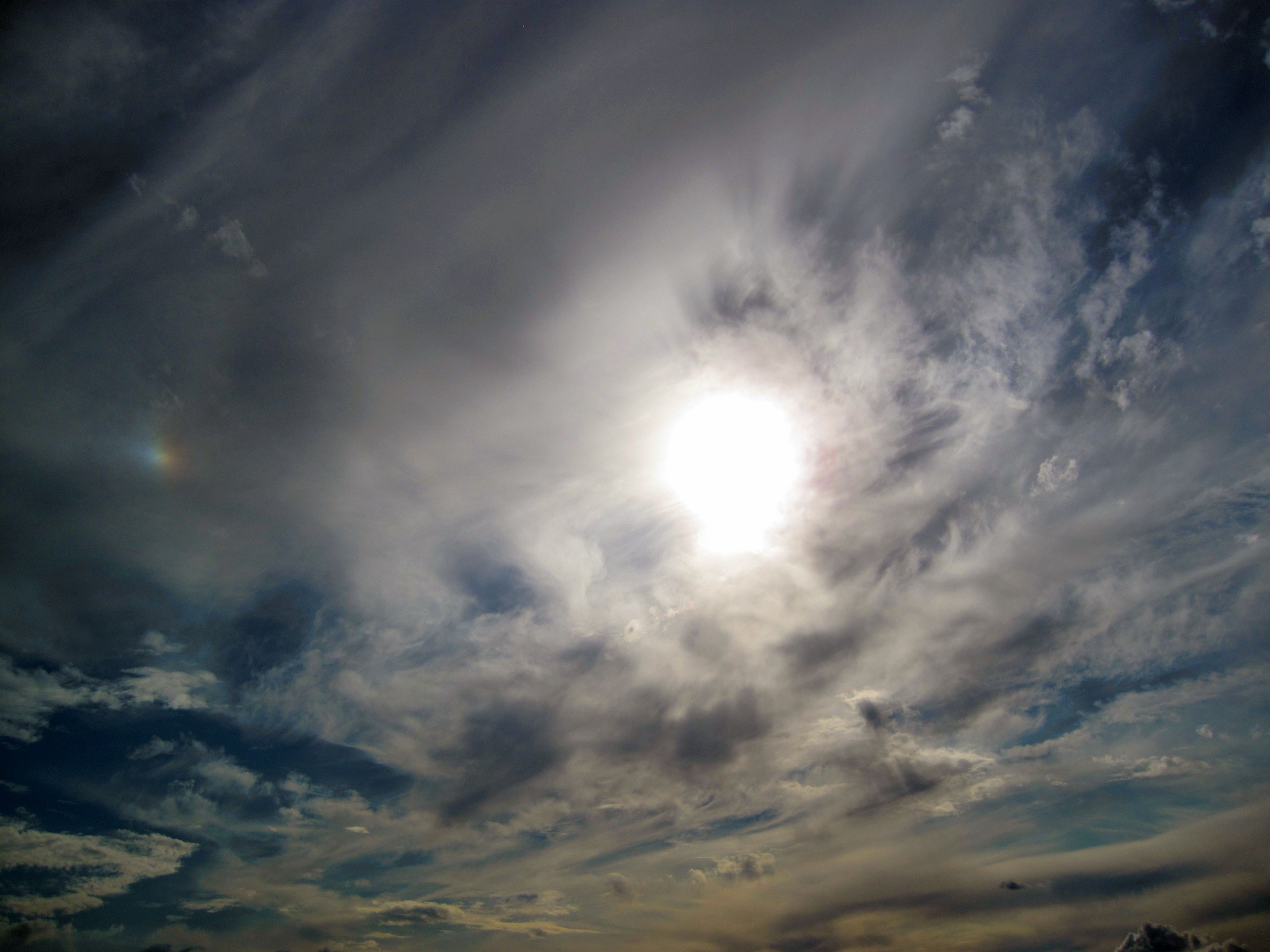Wolkenlucht met halo