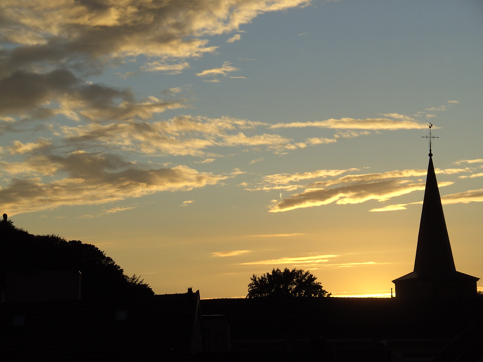 mooie wolken met achtergrond kerk  te Valkenburg