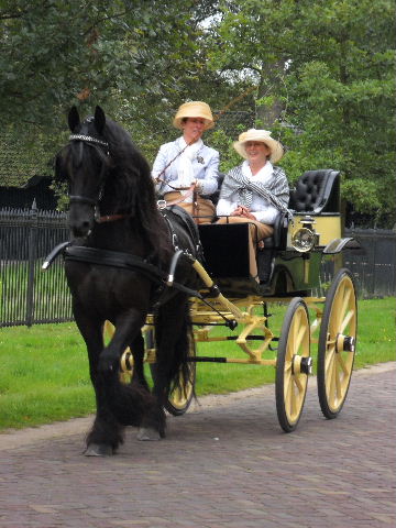 In een rijtuigie.......