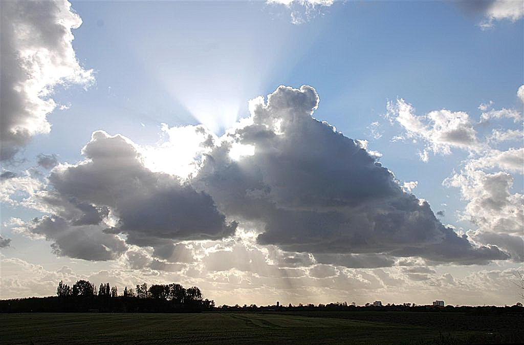 Achter de wolken.....