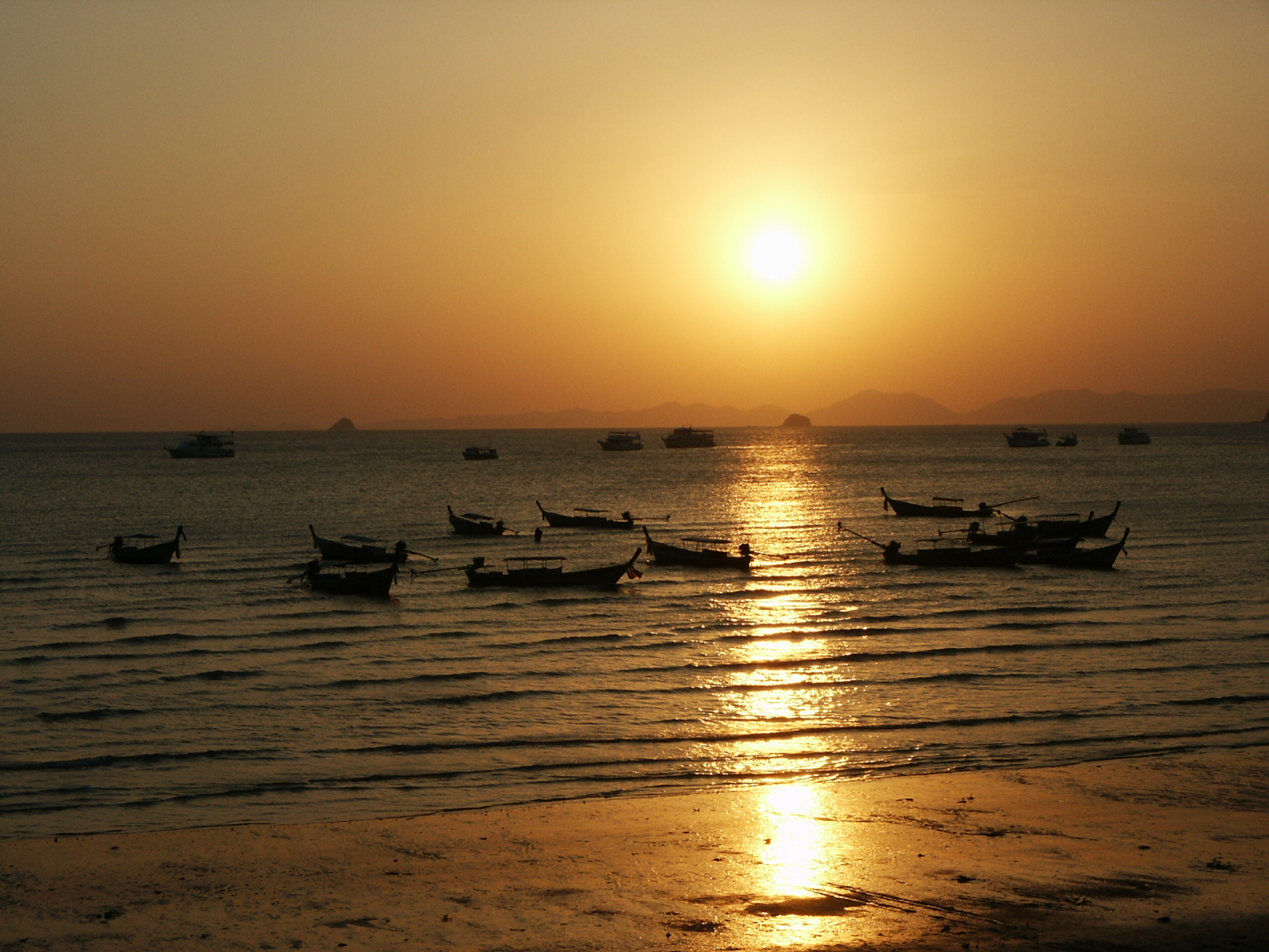 Zonsondergang aan zee.