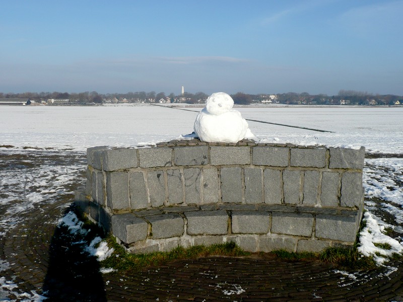 sneeuwhond met dorp Schiermonnikoog