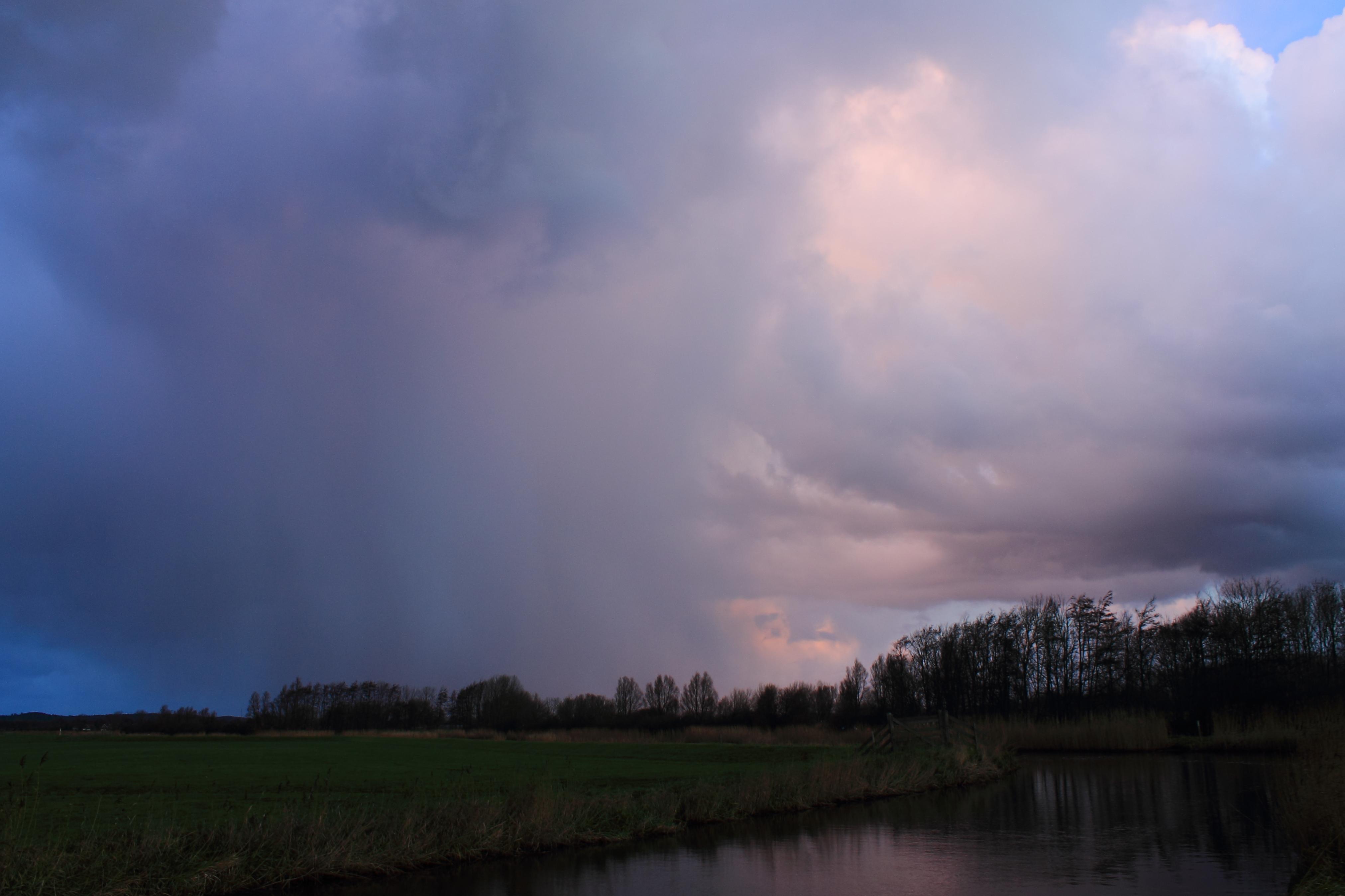 buien met paarse gloed