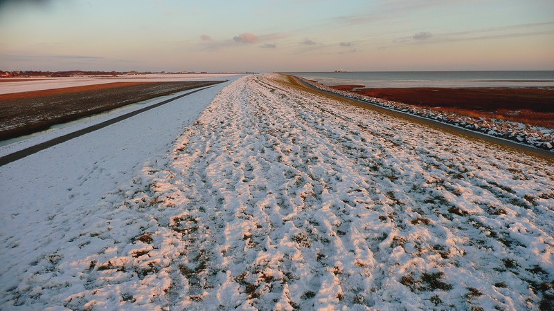besneeuwde waddendijk Schiermonnikoog