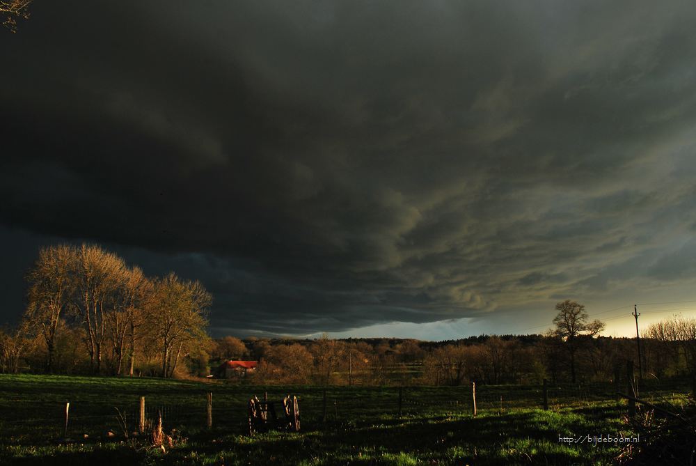 Onweersbui op...