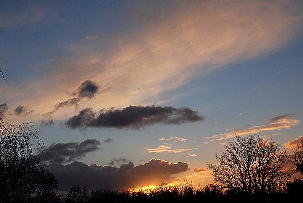 Opkomende zon en bewolking.