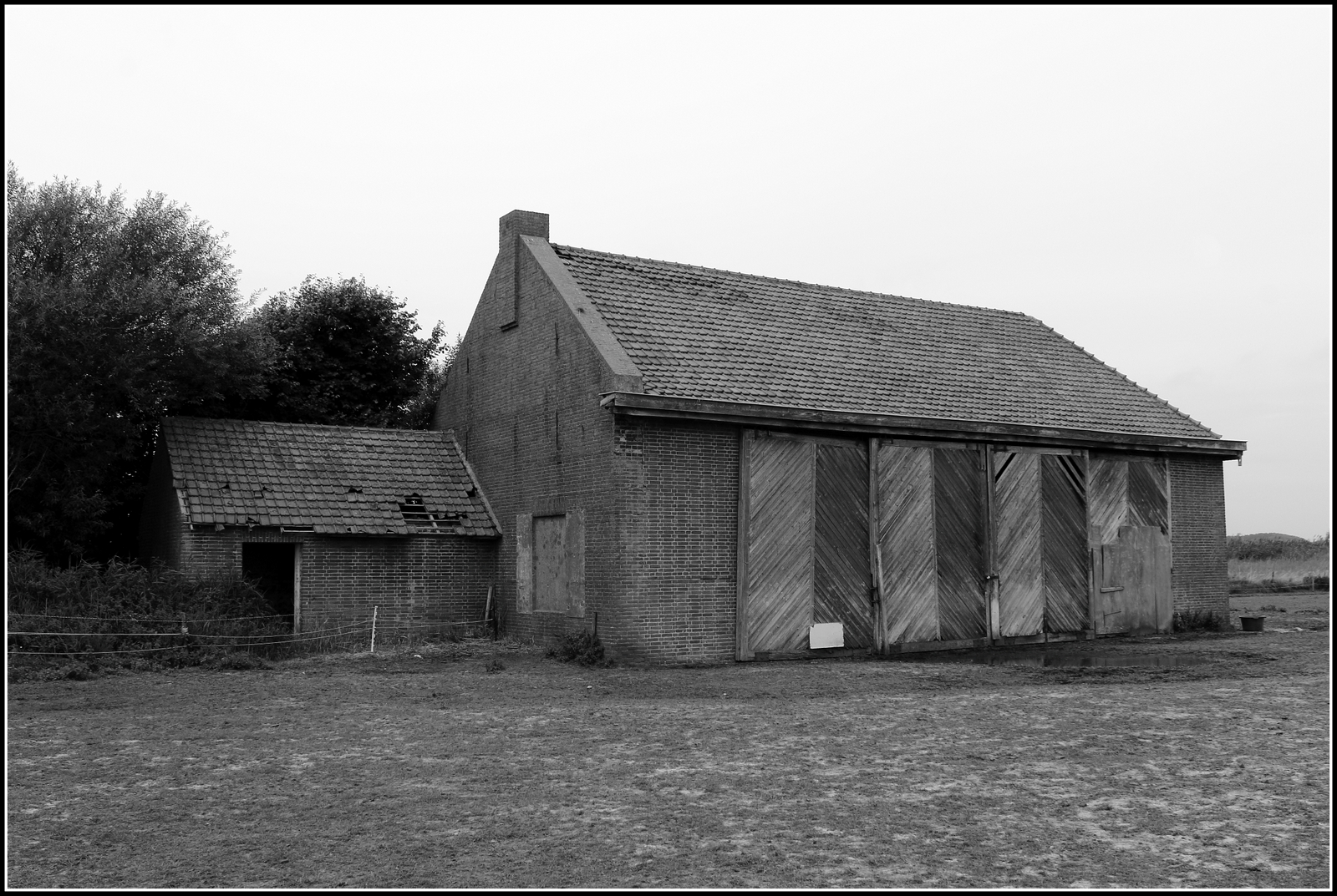 Bunker vermomd als boerderij.