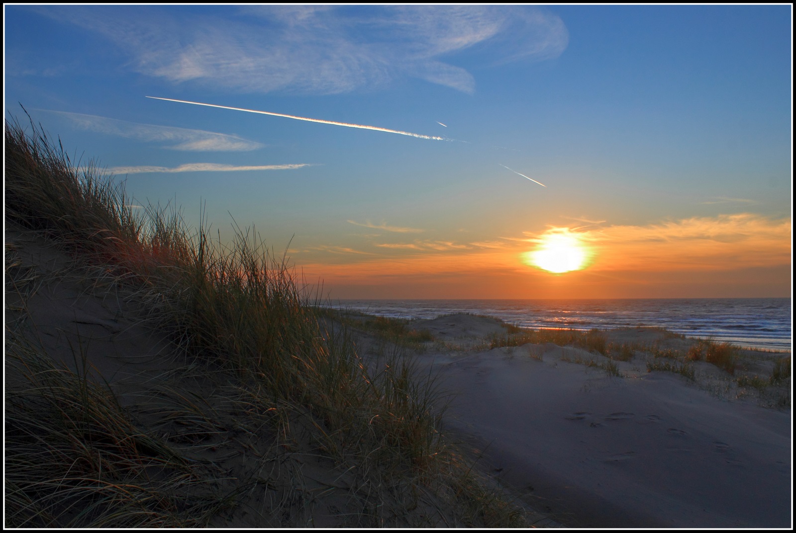 Duin en strand, bij zonsondergang.