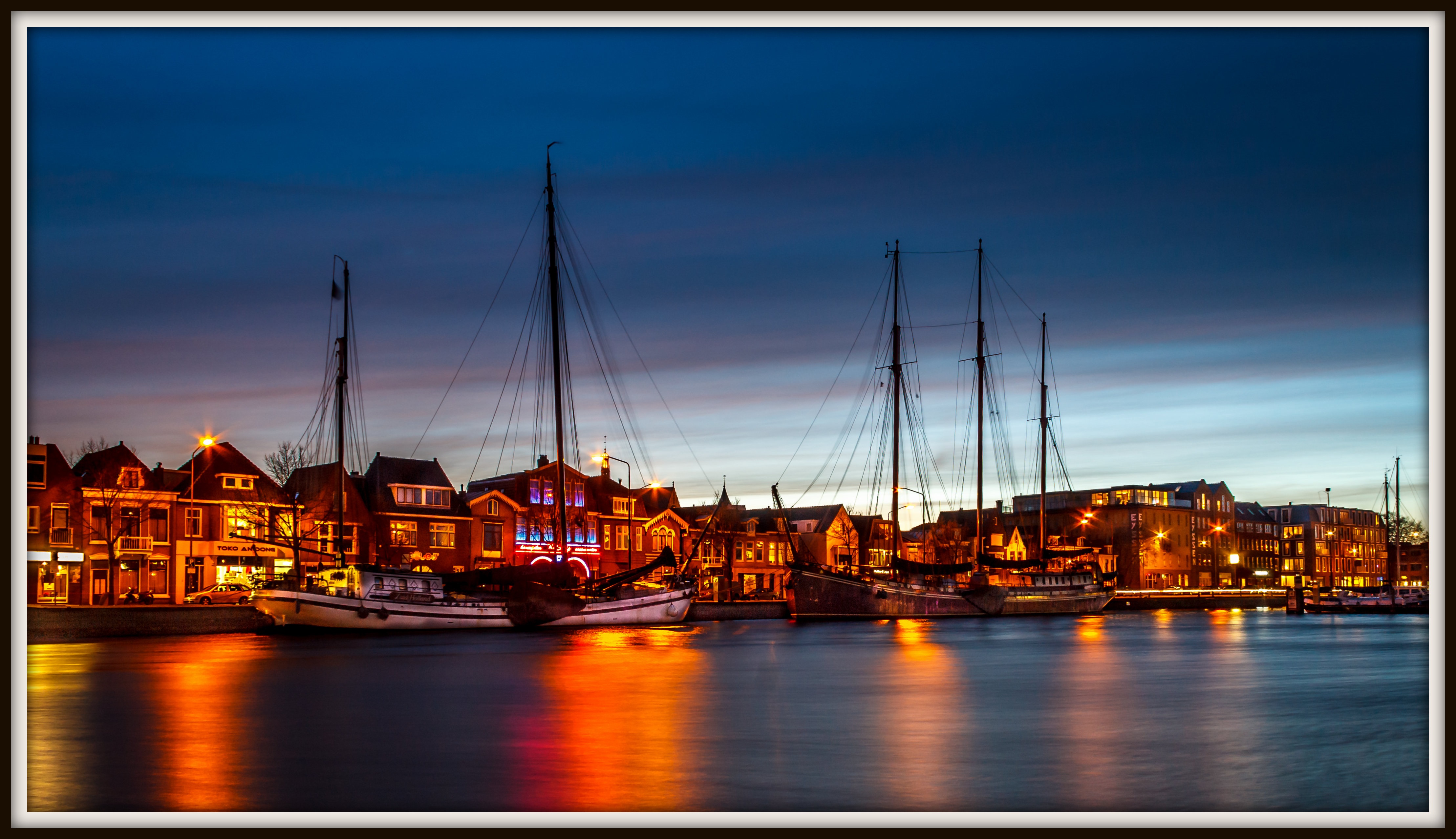 Alkmaar net na zonsondergang.