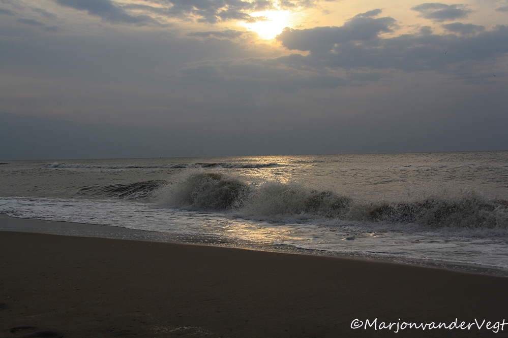 Nog altijd rolt de zee,..