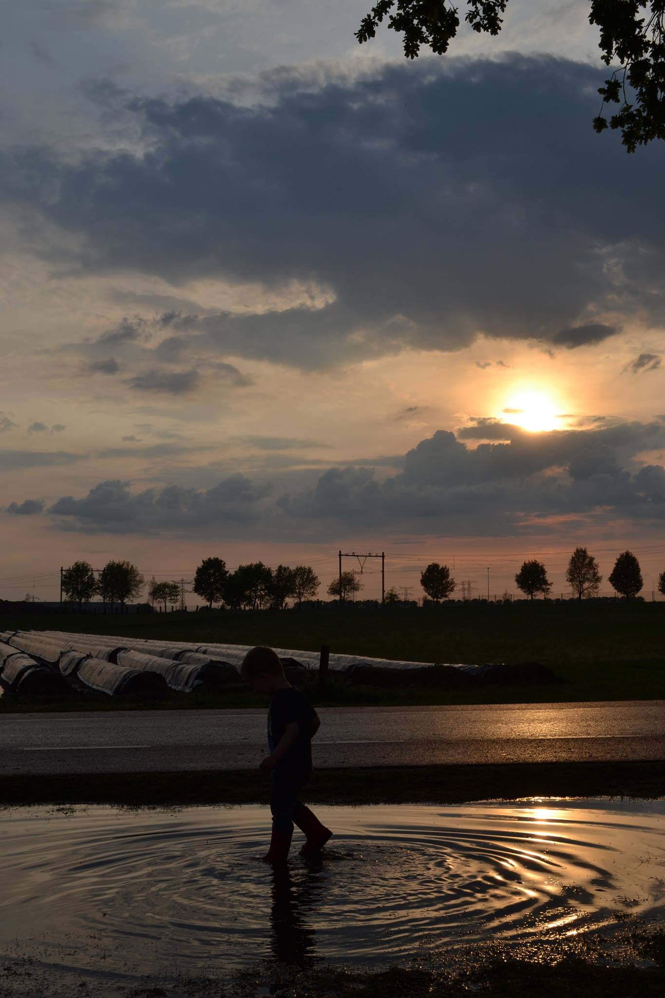 Spelen in een plas water