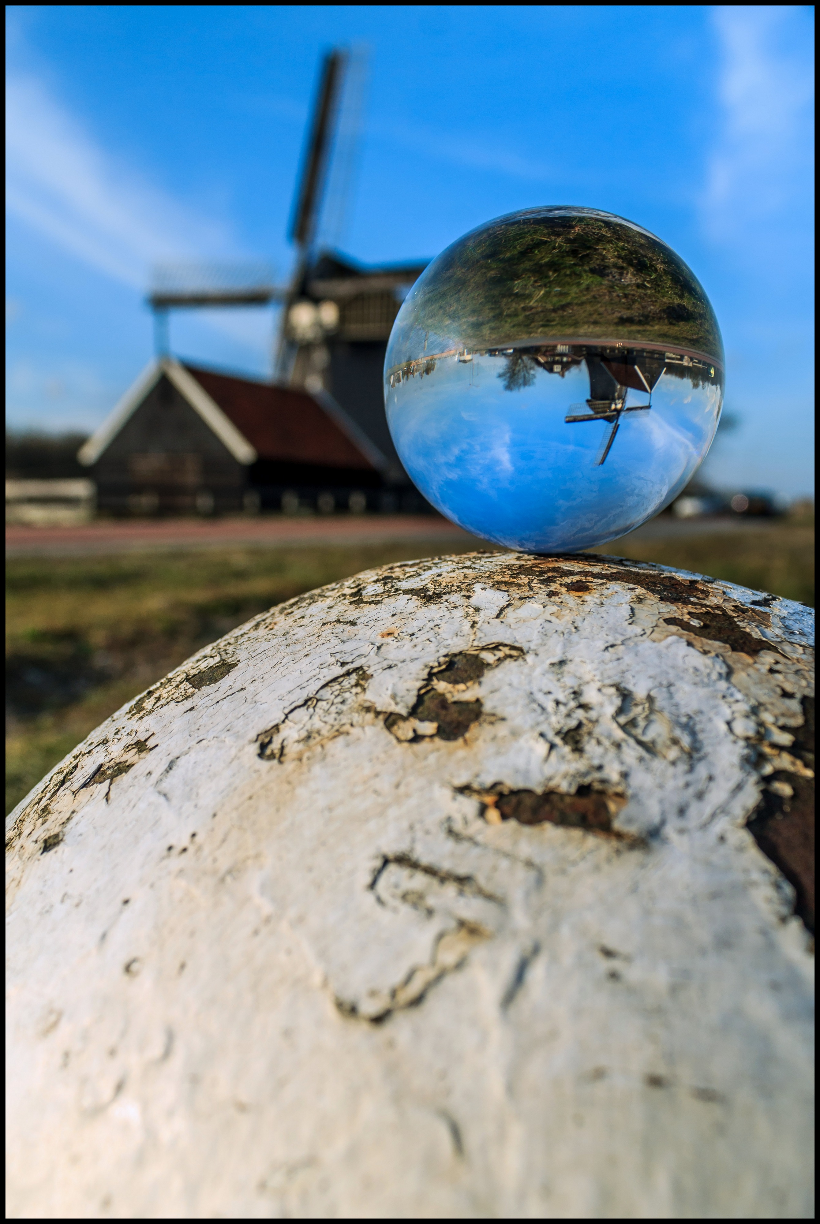 Molen door een glazen bol.