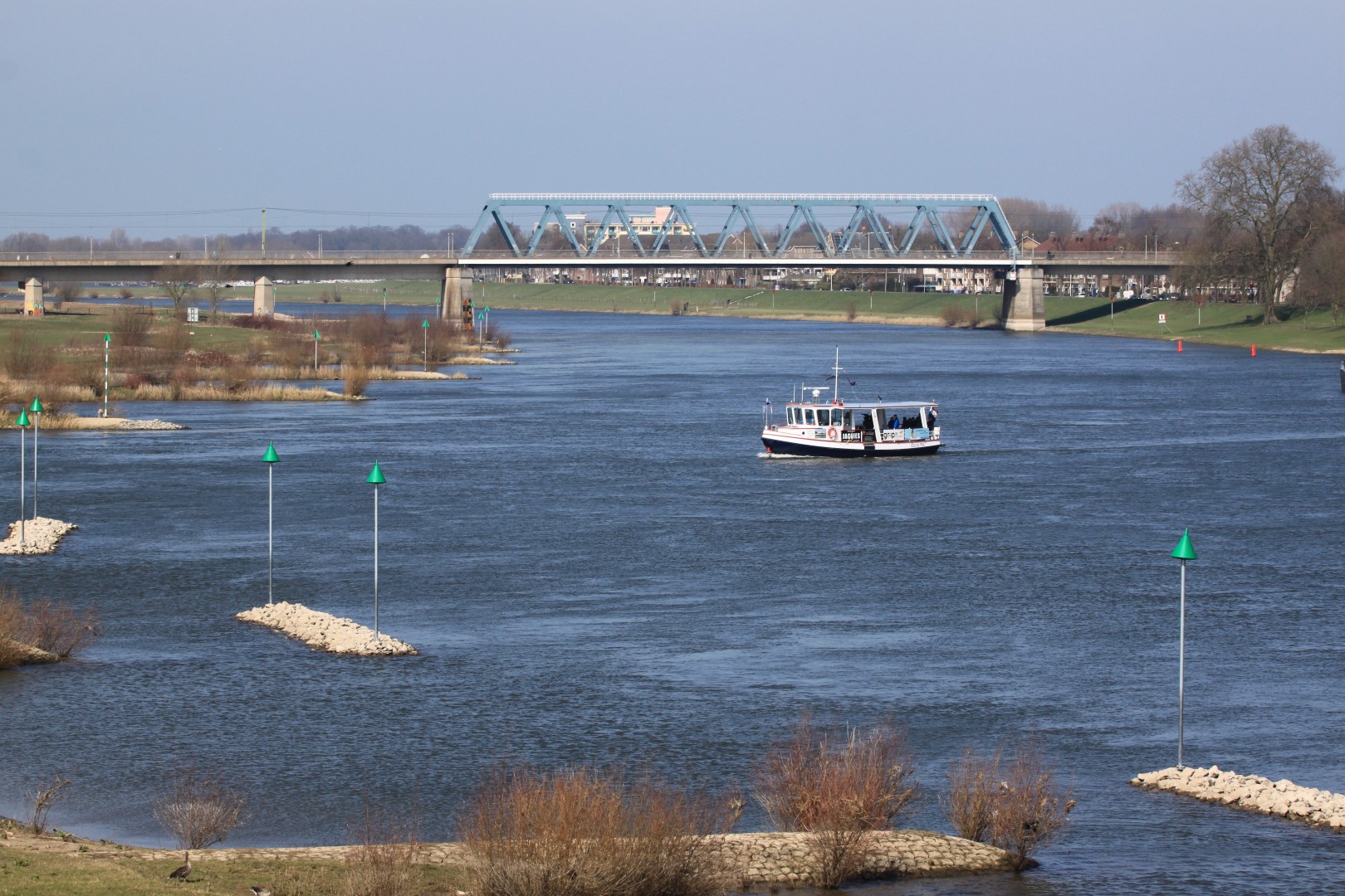 De IJssel met veerbootje