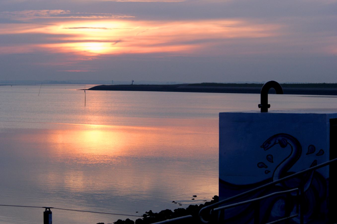 paling doorlaat sluisje oosterschelde `s avonds