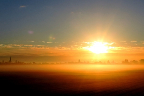 De zon komt op boven het dorp