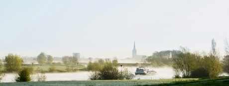 IJssel in de mist in het voorjaar
