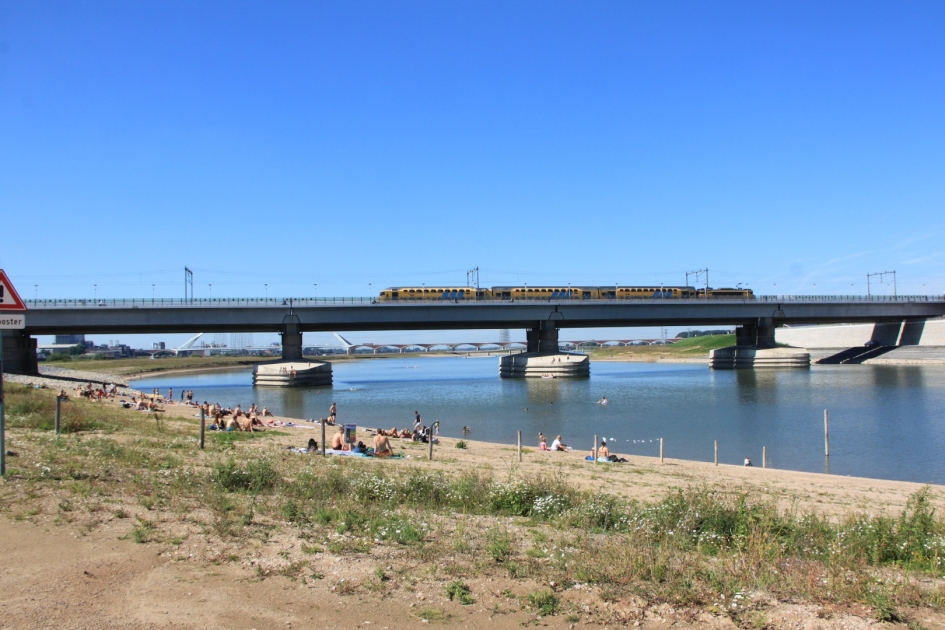 Nieuw talud spoorbrug nevengeul van de Waal - Weer en landschap - 
