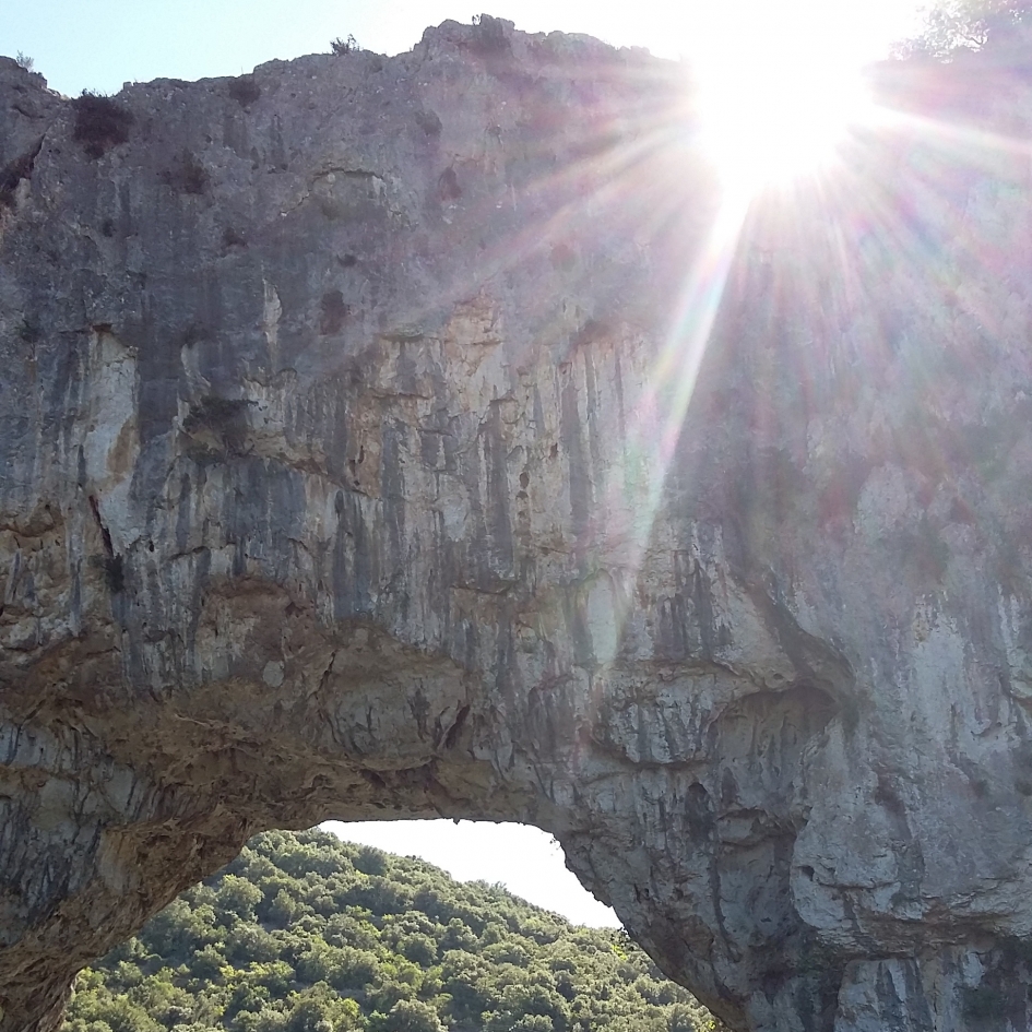 Zon komt op bij Pont d'arc - Weer en landschap - 