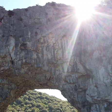 Zon komt op bij Pont d'arc