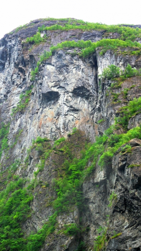 De berg "kijkt" op ons neer