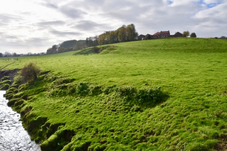Hoeve Hommerich boven op de heuvel