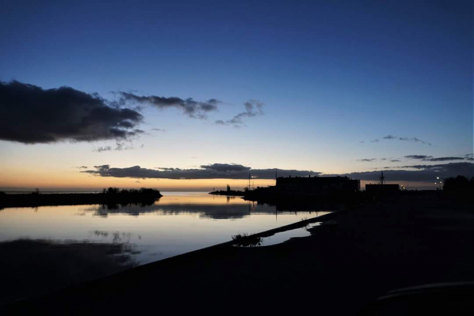 Oude zeug in de vroege morgee - Weer en landschap - Ijsselmeer