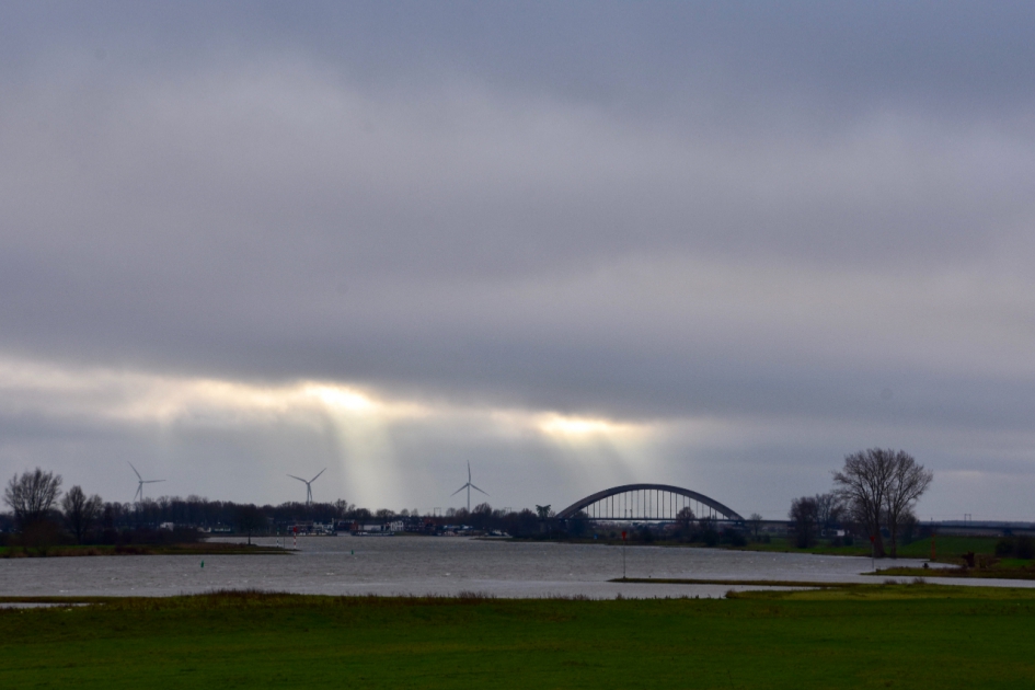 Spoorbrug bij Culembourg.... - Weer en landschap - 
