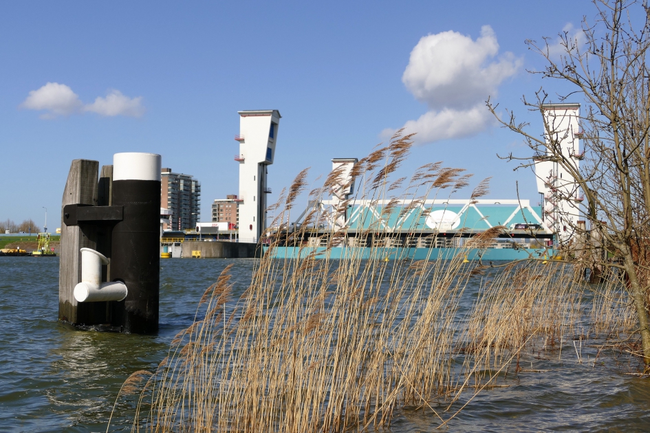 Hoog water bij Krimpen a/d IJssel - Weer en landschap - Stormstuw 1958