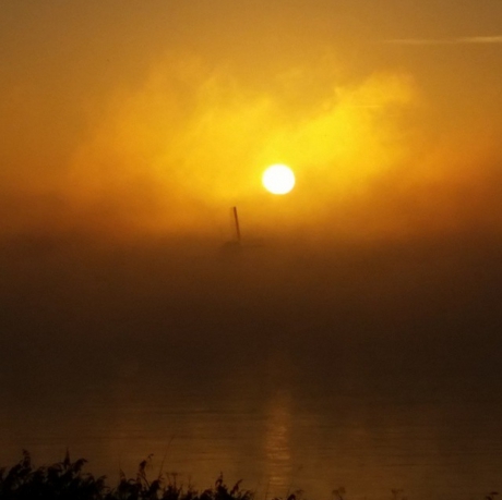 Mist op rivier de Lek met zicht op Kinderdijk