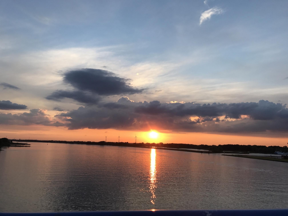 Zonsondergang vanaf de Merwedebrug - Weer en landschap - 