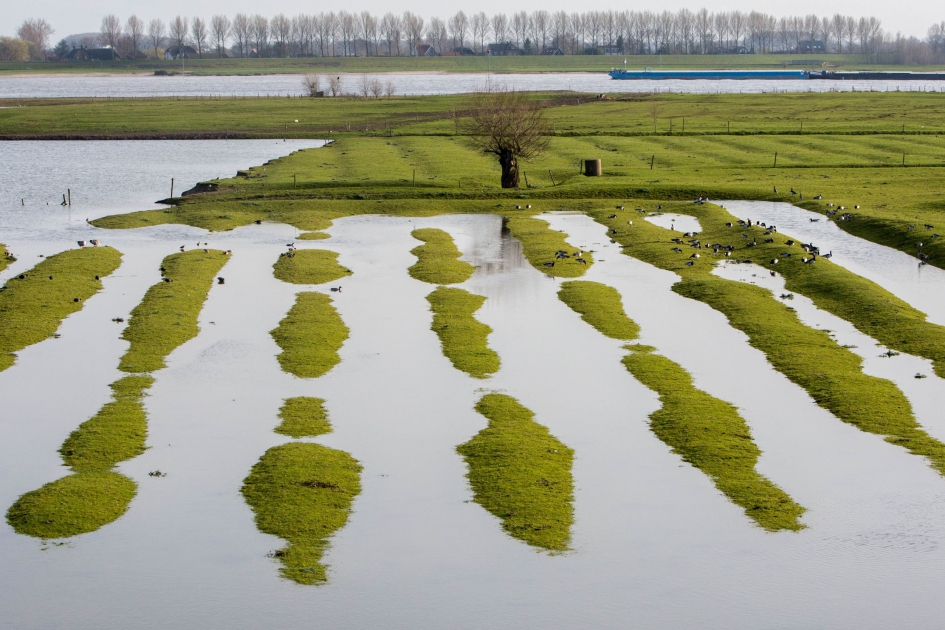 hoog water bij Hellouw - Weer en landschap - 