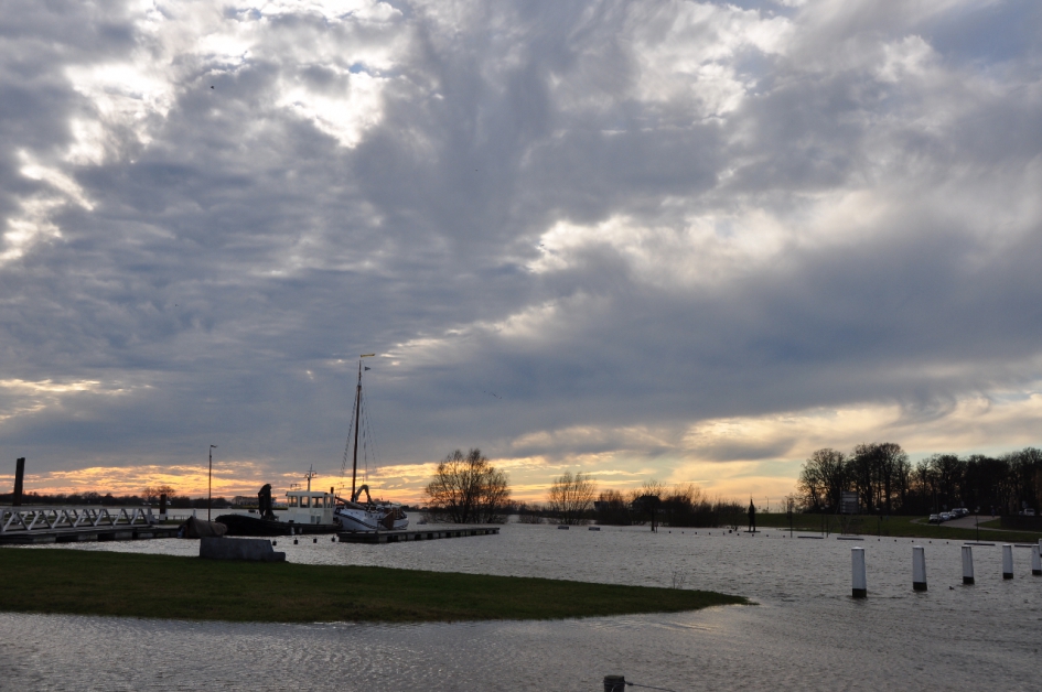 Hoog water in de haven van... - Weer en landschap - 