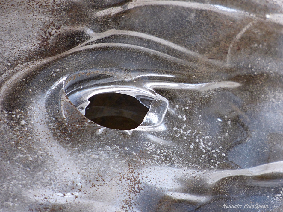 Een oog kijkt je aan, lijkt het wel. - Weer en landschap - 