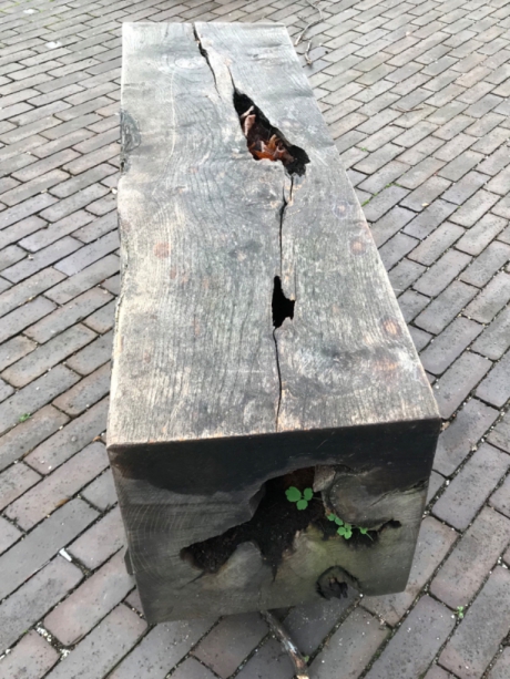 Bankje voor het Singer museum...