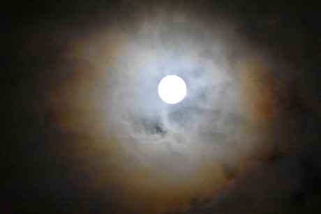 Om acht uur gaf de maan kleur aan de wolken