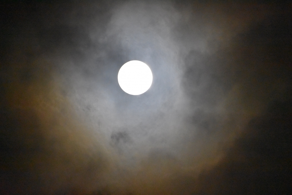 Rond acht uur kregen de wolken om de maan een kleur - Weer en landschap - 