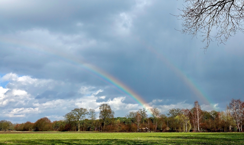 Dubbele regenboog in spiegelbeeld - Weer en landschap - 