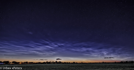 Lichtende nachtwolken in Mariahout