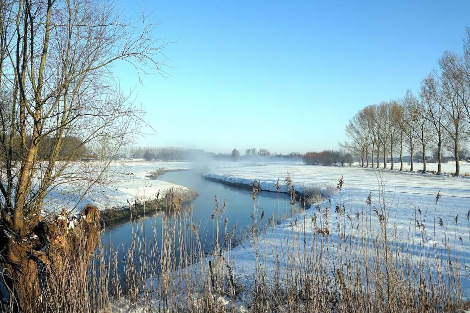 Dampende Dommel in winterkleed - Weer en landschap - de Dommel