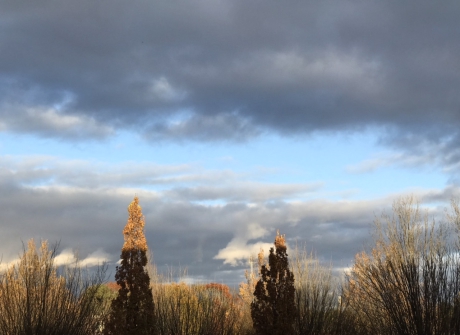 De zon gaat langzaam achter het gebouw schuil..